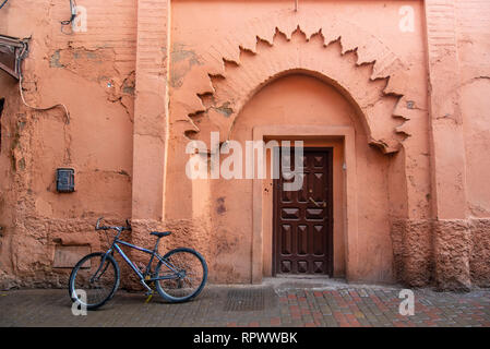 Stile tradizionale marocchino progettazione di un legno antico riad entrata porta. Nella vecchia Medina Marrakech, Marocco. Tipico, vecchio, marrone intricate sculture Foto Stock