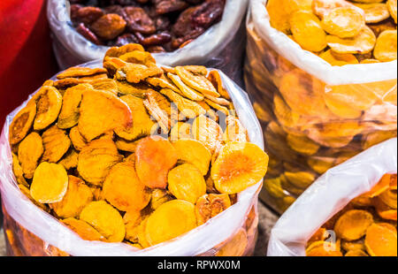 Vista su asciugate albicocca visualizzati in un mercato di Kutaisi, Georgia. Foto Stock