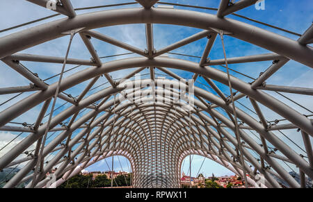 Il tetto del Ponte della Pace a Tbilisi, Georgia Foto Stock