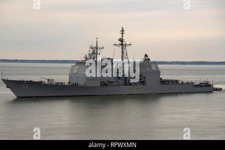 190222-N-AY174-0083 Norfolk, Virginia (feb. 22, 2019) le visite-missili cruiser USS San Jacinto (CG 56) tira nella stazione navale di Norfolk. USS San Jacinto è un Ticonderoga- classe guidato-missili cruiser ed è una parte di Carrier Strike gruppo (CSG) 10, noto anche come USS Dwight D. Eisenhower Carrier Strike gruppo. (U.S. Foto di Marina di Massa Specialista comunicazione marinaio apprendista Brianna Thompson) Foto Stock