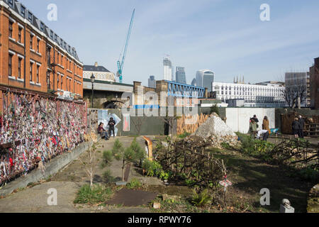 Ossa Croce Cimitero e memoriale Garden - un post in disuso-medievale terreno di sepoltura su Redcross modo a Southwark, Londra, Regno Unito Foto Stock