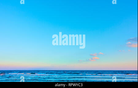 Seascape panoramica con mare orizzonte e quasi di cielo blu chiaro - Sfondo con grande spazio per il testo Foto Stock