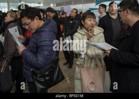 Le persone in cerca di lavoro partecipare ad una fiera del lavoro a Pechino in Cina. 23-Feb-2019 Foto Stock