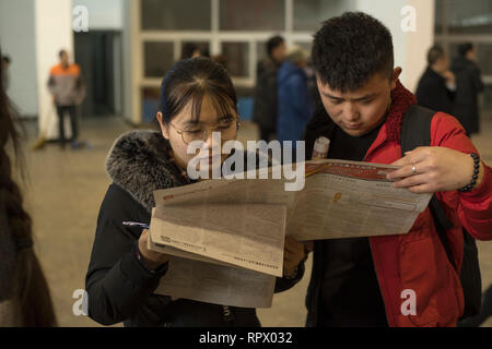 Le persone in cerca di lavoro partecipare ad una fiera del lavoro a Pechino in Cina. 23-Feb-2019 Foto Stock