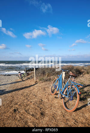 Bici da l'ingresso alla spiaggia sulla isola di Hiddensee, Mar Baltico, Germania settentrionale. Luminosa giornata con cielo blu in autunno o in inverno. Foto Stock