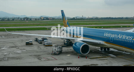 Hanoi, Vietnam - Agosto 14, 2016. Un Airbus A350-900 aereo della Vietnam Airlines docking all'Aeroporto Noi Bai (HAN). Foto Stock