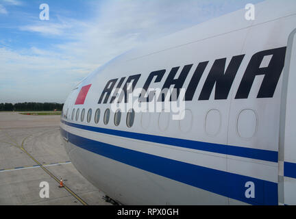 Pechino, Cina - 14 Ago, 2016. Un Boeing 777-300ER aereo di Air China docking all'Aeroporto Internazionale Capital di Pechino (PEK). Foto Stock