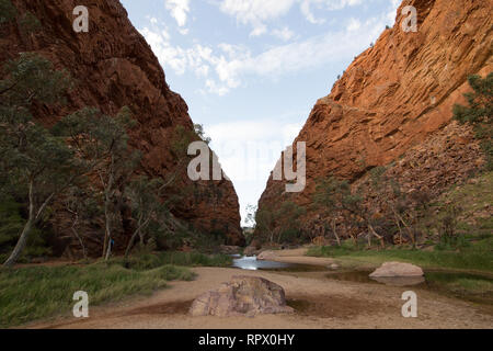 Simpsons Gap (Arrernte: Rungutjirpa) è una delle lacune nella Catena Montuosa di West MacDonnell nei Territori del Nord Australia. a ovest di Alice Springs. Foto Stock