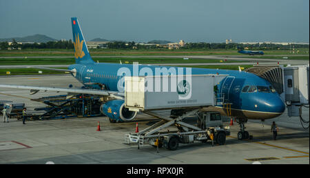Hanoi, Vietnam - Agosto 21, 2016. Un Airbus A321 aereo della Vietnam Airlines docking all'Aeroporto Noi Bai (HAN). Foto Stock