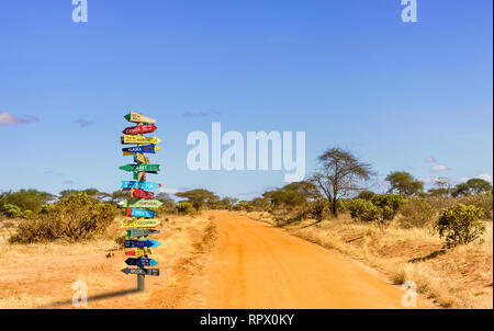 Divertente mondo diverse direzioni con orientamento di distanza da molti paesi diversi Foto Stock