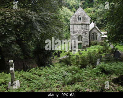 Minster Chiesa, Boscastle, Cornwall, Regno Unito chiesa nei boschi sulle pendici della valle di Valenza. Foto Stock