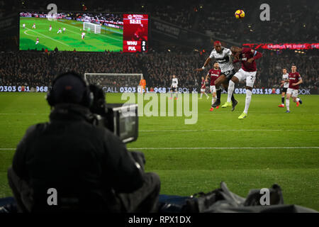 Il cameraman TV i film di azione - West Ham United v Fulham, Premier League, London Stadium, Londra (Stratford) - 22 Febbraio 2019 solo uso editoriale Foto Stock