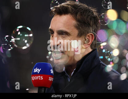 Sky Sport TV presentatore, Gary Neville tra il West Ham United bolle - West Ham United v Fulham, Premier League, London Stadium, Londra (Stratfor Foto Stock