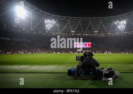 Il cameraman TV i film di azione - West Ham United v Fulham, Premier League, London Stadium, Londra (Stratford) - 22 Febbraio 2019 solo uso editoriale Foto Stock