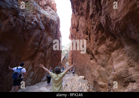 Standley Chasm Angkerle Atwatye è considerata come un 'must vedere' geologiche spettacolari e significativa icona culturale dell'Australia Centrale. Foto Stock