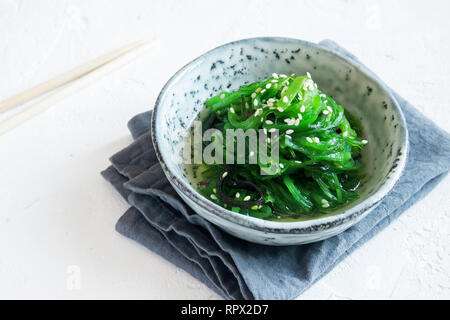 Chuka Insalata di alghe marine in vaso in ceramica su sfondo bianco, vicino. La cucina giapponese - Insalata Chuka Foto Stock