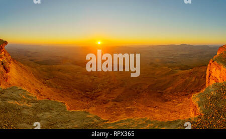 Panoramica vista sunrise di Makhtesh (Cratere) Ramon, nel deserto del Negev, Israele sud. Si tratta di un rilievi geologici di un grande circo di erosione Foto Stock