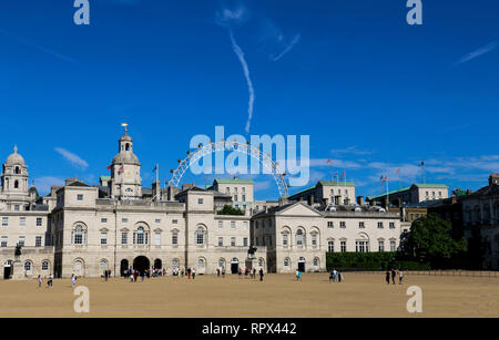 Londra, Inghilterra - Agosto 02, 2015: la sfilata delle Guardie a Cavallo è una parata a terra a Londra con il London Eye (Millennium Wheel) sullo sfondo Foto Stock