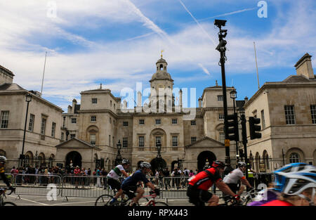 Londra, Inghilterra - Agosto 02, 2015: la sfilata delle Guardie a Cavallo è una parata a terra a Londra con i partecipanti della gara ciclistica in primo piano Foto Stock