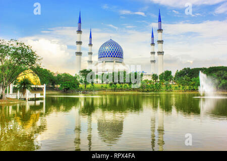 Moschea riflessioni in un lago, Shah Alam, Selangor, Malaysia Foto Stock