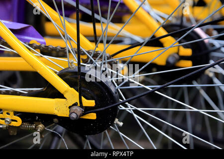 Close-up di parcheggiato le ruote di bicicletta Foto Stock