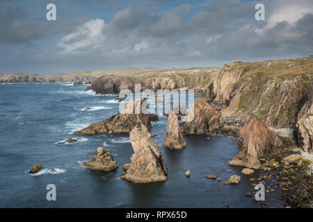 Il mare Mangersta pile su un blustery giorno sull'isola di Lewis, Ebridi Esterne, Scozia Foto Stock