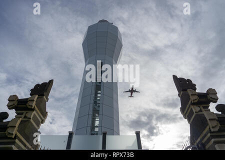 Denpasar, Bali - Gennaio 12 2018: Faro a Benoa Harbour. Quando il vento soffia da Ovest , , aerei che atterrano nell'Aeroporto di Ngurah Rai Foto Stock