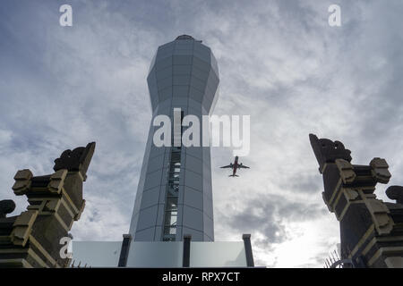 Denpasar, Bali - Gennaio 12 2018: Faro a Benoa Harbour. Quando il vento soffia da Ovest , , aerei che atterrano nell'Aeroporto di Ngurah Rai Foto Stock