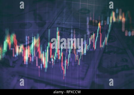 I dati su un monitor che compresi di analisi di mercato. I grafici a barre, gli schemi, i dati finanziari. Forex grafico. Foto Stock