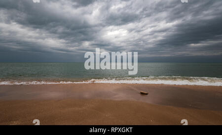 La costa di nuvoloso meteo Foto Stock