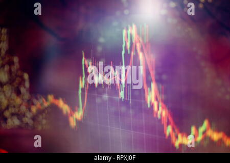 Forex grafici luminosi di colori diversi che mostra mercato finanziario sulla situazione astratta sfondo digitale. Foto Stock
