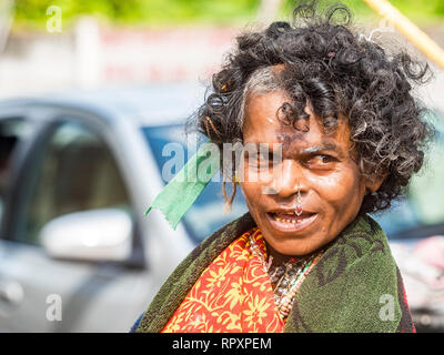 PUDUCHERY, INDIA - dicembre circa, 2018. Unidentified 60 anni di accattonaggio donna sulla strada del piccolo villaggio. Unseemingly accattonaggio in Pahar Ganj può Foto Stock