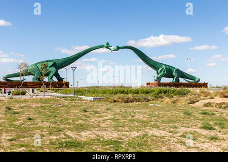 Erenhot, Mongolia Interna, Cina - 23 Settembre 2018: due verdi baciare i dinosauri. Le statue di due dinosauri si trova su entrambi i lati della strada vicino alla Foto Stock
