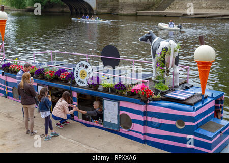 La piena Moo Gelato barca ormeggiata sul fiume Ouse, città di York, UK. Foto Stock
