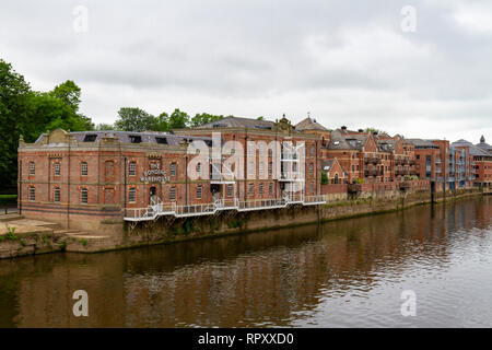 Il magazzino di incollaggio sul fiume Ouse, città di York, UK. Foto Stock