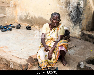 PUDUCHERY, INDIA - dicembre circa, 2018. Non identificato donna rurale con saree vestito in costumi tradizionali al loro villaggio, uno stile di vita quotidiana nelle zone rurali Foto Stock