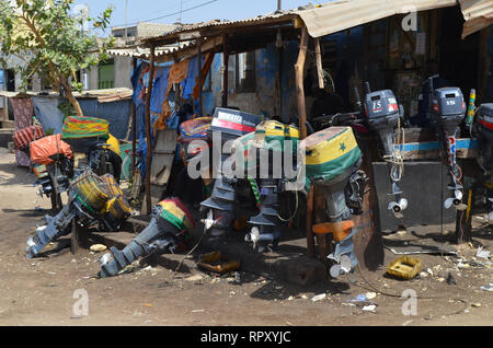 Di seconda mano motori di barche in vendita sul mercato di Mbour, Senegal Foto Stock