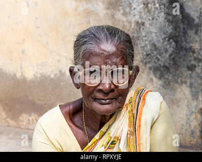 PUDUCHERY, INDIA - dicembre circa, 2018. Non identificato donna rurale con saree vestito in costumi tradizionali al loro villaggio, uno stile di vita quotidiana nelle zone rurali Foto Stock