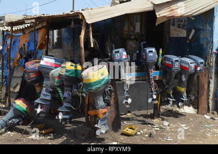 Di seconda mano motori di barche in vendita sul mercato di Mbour, Senegal Foto Stock