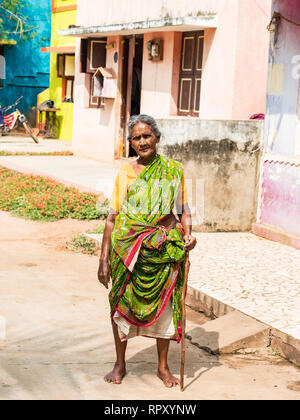 PUDUCHERY, INDIA - dicembre circa, 2018. Non identificato donna rurale con saree vestito in costumi tradizionali al loro villaggio, uno stile di vita quotidiana nelle zone rurali Foto Stock