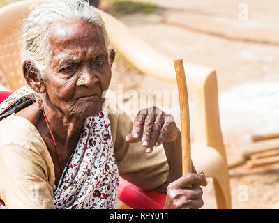 PUDUCHERY, INDIA - dicembre circa, 2018. Non identificato donna rurale con saree vestito in costumi tradizionali al loro villaggio, uno stile di vita quotidiana nelle zone rurali Foto Stock