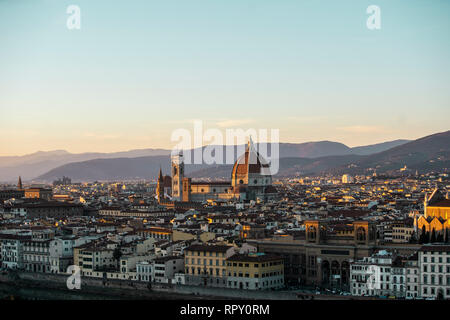 Il Duomo di Santa Maria del Fiore e il Bargello nel pomeriggio da Piazzale Michelangelo a Firenze, Toscana Foto Stock