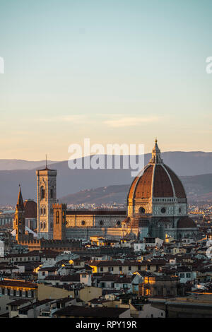 Il Duomo di Santa Maria del Fiore e il Bargello nel pomeriggio da Piazzale Michelangelo a Firenze, Toscana Foto Stock