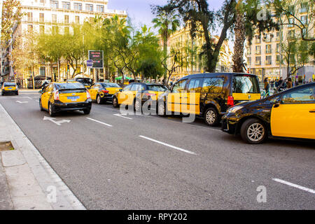 Barcellona, Spagna - 5 January 2019: Taxi auto auto nella via centrale di Barcellona. Foto Stock
