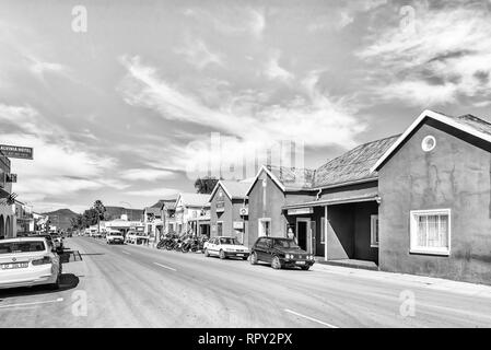 CALVINIA, SUD AFRICA, 30 agosto 2018: una scena di strada in Calvinia nel nord della provincia del Capo. Le imprese e i veicoli sono visibili. Monocromatico Foto Stock