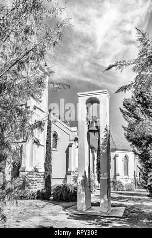 CALVINIA, SUD AFRICA, 30 agosto 2018: storica torre campanaria e la campana della olandese riformata Chiesa Madre in Calvinia nel nord della provincia del Capo. Monoc Foto Stock