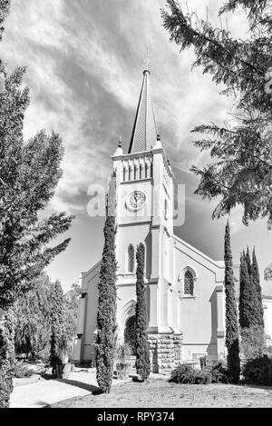 CALVINIA, SUD AFRICA, 30 agosto 2018: l'olandese riformata Chiesa Madre in Calvinia nel nord della provincia del Capo. Monocromatico Foto Stock