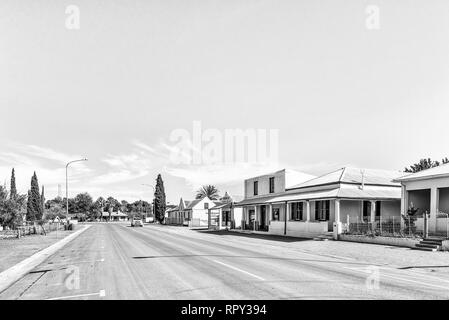 CALVINIA, SUD AFRICA, 30 agosto 2018: una scena di strada, con edifici storici, in Calvinia nel nord della provincia del Capo. Monocromatico Foto Stock