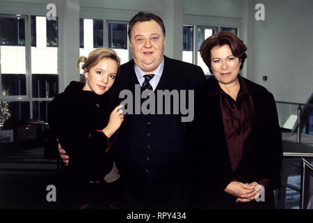 EIN VATER ZUM VERLIEBEN / D 2001 / Sigi Rothemund Richard Brosche (Dieter Pfaff) ist glücklich verheiratet, Vater einer Tochter und auf dem besten Weg, Direktor einer Versicherungsgesellschaft zu werden. Doch dann bekommt sein ärgster Konkurrent den Posten und der hat auch noch ein Verhältnis mit circuizione Frau Claudia (RITA RUSSEK). Durch seine Tochter Ina (JOHANNA KLANTE) erfährt Richard zufällig, dass er eine uneheliche Tochter auf Mallorca hat. Anche Richard nimmt das Flugzeug in den Süden... V / Überschrift: EIN VATER ZUM VERLIEBEN / D 2001 Foto Stock