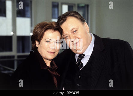 EIN VATER ZUM VERLIEBEN / D 2001 / Sigi Rothemund Richard Brosche (Dieter Pfaff) ist glücklich verheiratet, Vater einer Tochter und auf dem besten Weg, Direktor einer Versicherungsgesellschaft zu werden. Doch dann bekommt sein ärgster Konkurrent den Posten und der hat auch noch ein Verhältnis mit circuizione Frau Claudia (RITA RUSSEK). Durch seine Tochter Ina erfährt Richard zufällig, dass er eine uneheliche Tochter auf Mallorca hat. Anche Richard nimmt das Flugzeug in den Süden... V / Überschrift: EIN VATER ZUM VERLIEBEN / D 2001 Foto Stock